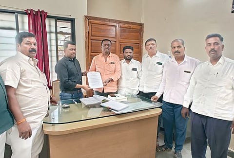 कर्जतला मुख्याधिकारी देता का मुख्याधिकारी? : नगरसेवक झाले आक्रमक