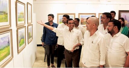 Nagar : चित्र प्रदर्शनास आमदार नीलेश लंके यांनी दिली भेट