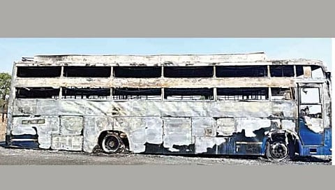 मालेगाव : जाटपाडे गावाजवळ जळालेली खासगी ट्रॅव्हल्सची बस.