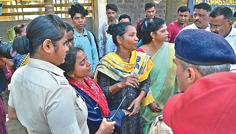 Nashik News I चिमुकलीच्या मृतदेहासह नातलग थेट पोलिस आयुक्तालयात