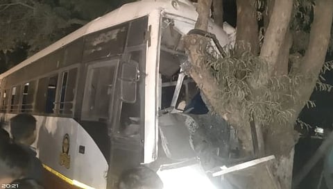 नाशिक : सप्तश्रृंगीनगरजवळ एसटी झाडावर आदळल्याने अपघात; १६ जण जखमी