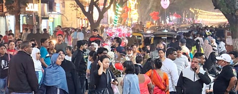 नवीन वर्षाचे जल्लोषात स्वागत ; सगळीकडे सेलिब्रेशनचा मूड