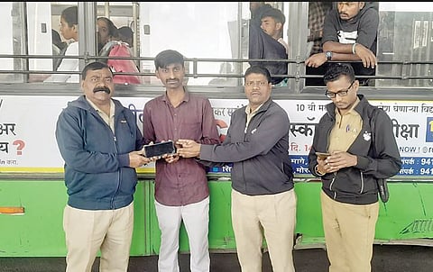 Bhosari : पीएमपी बसमध्ये विसरलेला मोबाईल केला परत