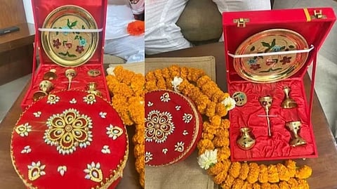 अयोध्येतील राम मंदिर प्राणप्रतिष्ठासोहळ्यासाठी आमंत्रण दिलेल्या व्हीआयपींना खास भेट देण्यात येणार आहे.