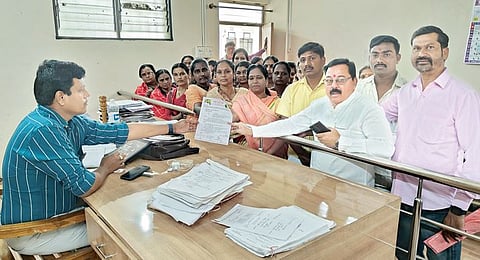 Ahamadnagar : अंगणवाडी सेविकांसाठी रासप रस्त्यावर