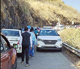 सिंहगडावर वाहतूक कोंडीने प्रचंड हाल; पर्यटकांकडून सव्वा लाखांचा टोल वसूल