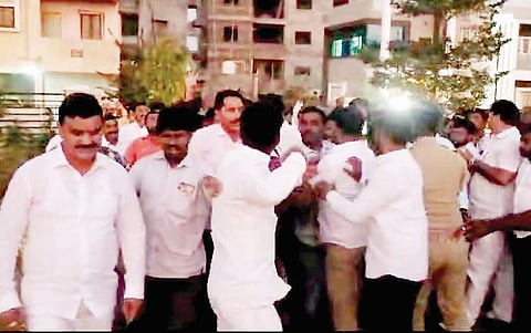 राष्ट्रवादीच्या दोन्ही गटांत धक्काबुक्की; कोनशिलेवर सुप्रिया सुळेंचे नाव नसल्याने राडा