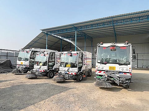 Pimpri News : प्रशासनाचा आळशी कारभार ! स्वीपर मशिन धूळखात