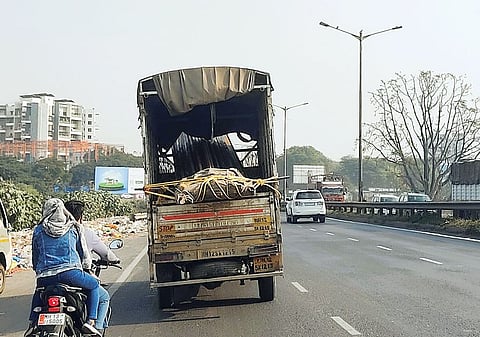 Pune : बांधकाम साहित्यांची धोकादायक वाहतूक