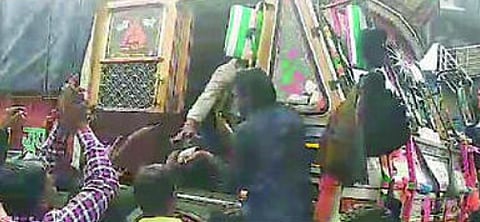 Nagar : वाहने अडवून चालकांच्या तोंडाला फासले काळे