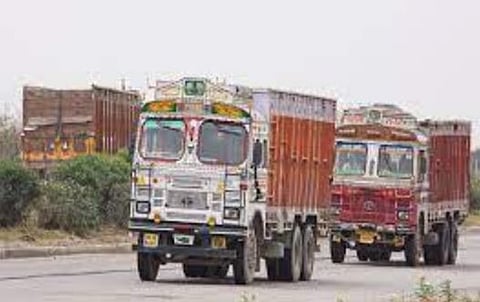 पुण्यात ट्रक चालकांचा अद्याप संप नाही; पुणेकर मात्र पॅनिक !