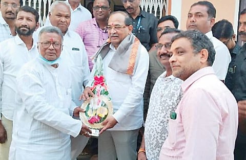 अॅड. सुभाष पाटलांच्या घरी पालकमंत्री राधाकृष्ण विखेेंची भेट