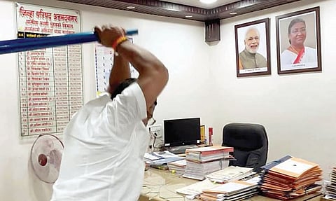 राष्ट्रवादीच्या पदाधिकार्याकडून जि. परिषदेतील पाणीपुरवठा विभागाची तोडफोड