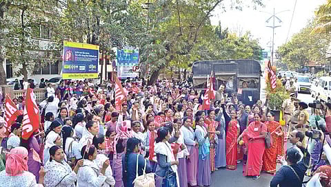 नाशिक : प्रलंबित मागण्यांसंदर्भात जेलभरो आंदोलन करताना आशासेविका व गटप्रवर्तक. (छायाचित्र : हेमंत घोरपडे)