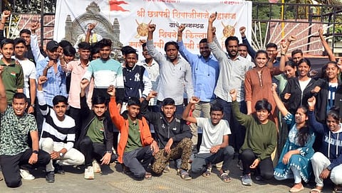 लाक्षणिक उपोषण करताना हिंदवी सेना संघटनेचे पदाधिकारी व कार्यकर्ते. छाया-हेमंत घोरपडे