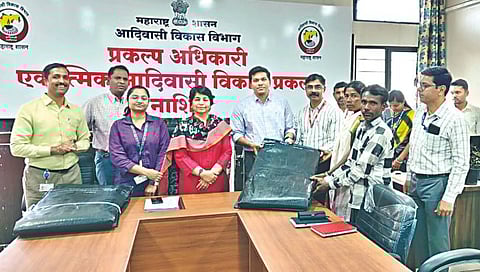 नाशिक : लाभार्थ्यांना ताडपत्री वाटप करताना आयुक्त नयना गुंडे. समवेत जितीन रेहमान, केतन पवार, तुषार पाटील, प्रणिता आंबरे, स्नेहा जंगम आदी.