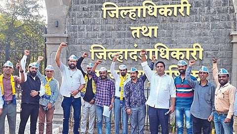 नाशिक : गृहमंत्री देवेंद्र फडणवीस यांच्या राजीनाम्यासाठी जिल्हाधिकारी कार्यालयासमोर निदर्शने करताना 'आप'चे पदाधिकारी. (छायाचित्र : हेमंत घोरपडे)