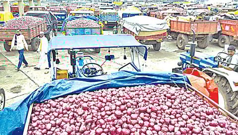Onion News: मनमाडला १६ दिवसांपासून कांदा, धान्य लिलाव ठप्प