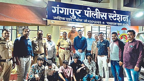 नाशिक : ताब्यात घेतल्यानंतर गंगापूर पोलीस ठाण्याबाहेर बसलेलले संशयित.