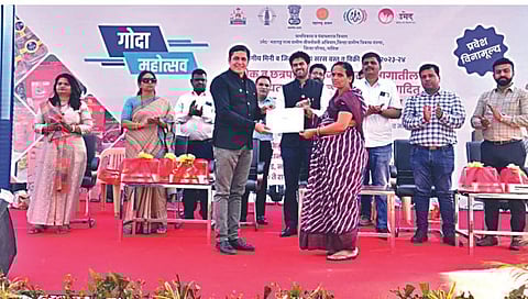 नाशिक : गोदा महोत्सवात स्वयंसहायता समुहाला प्रमाणपत्र देउन गौरविताना ललित बुब, प्रमोद वाघ. समवेत प्रकल्प संचालिका प्रतिभा संगमनेरे यांचेसह निमा आणि आयमाचे पदाधिकारी.