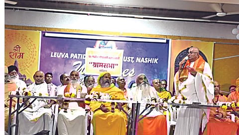 पंचवटी :गोदा आरतीबाबत घेण्यात आलेल्या ग्रामसभेत बोलताना महंत सुधीरदास पुजारी, श्री महंत रामकिशोरदास शास्त्री महाराज, महंत भक्तीचरणदास महाराज, महंत रामसनेहीदास महाराज, महंत पितांबरदास महाराज आदी. (छाया : गणेश बोडके)