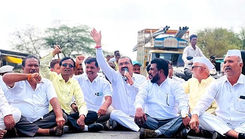 चांदवड – मनमाड रस्त्यावर रास्तारोको (छाया : सुनिल थोरे)