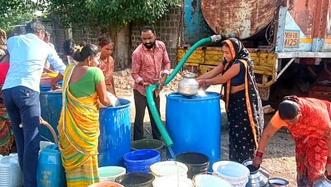 पाणी भरण्यासाठी महिला, पुरुषांनी केलेली गर्दी.