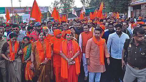 नाशिक : सकल हिंदू समाज माेर्चात सहभागी आ. नितीश राणे. समवेत सुरेश चव्हाणके, काजल हिंदुस्थानी, आमदार देवयानी फरांदे, भारतानंद सरस्वती आदी. (छायाचित्र : रुद्र फोटो)