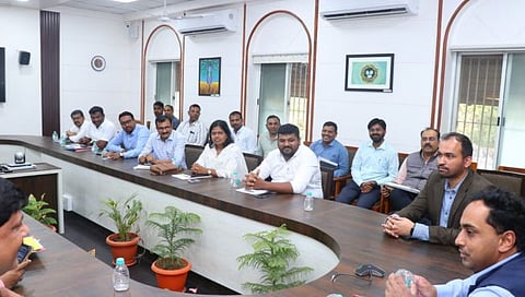 जळगाव : शहर स्वच्छतेकडे जास्तीत जास्त लक्ष द्या – जिल्हाधिकाऱ्यांच्या मुख्याधिकाऱ्यांना सूचना