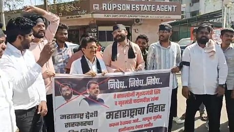 जळगाव : शिवसेना जिल्हाप्रमुख विष्णू भंगाळे युवा सेना जिल्हाप्रमुख पियुष गांधी यांच्या नेतृत्वाखाली काढण्यात आलेल्या या निषेध निदर्शनामध्ये उपजिल्हाप्रमुख विशाल वाणी, महानगर प्रमुख अमोल मोरे, यश सपकाळे महानगर समन्वयक महेश ठाकूर आदी युवासैनिक उपस्थित होते.