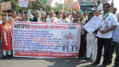 Jalgaon : शेतकऱ्यांना पैसे न मिळाल्यास मुख्यमंत्र्यांना काळे झेंडे दाखवण्याचा राष्ट्रवादीचा इशारा