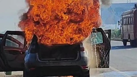 Nashik News : मुंबई नाशिक महामार्गावर इगतपुरी जवळ बर्निंग कारचा थरार, चालक बालंबाल बचावला