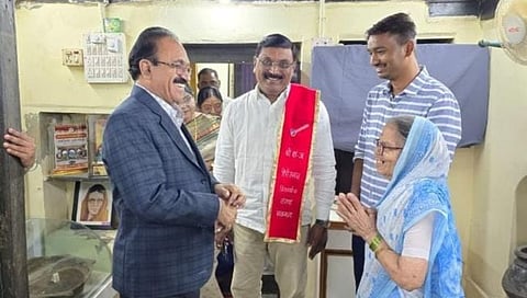 Jalgaon News : साहित्य संमेलनाच्या अध्यक्षांनी दिली कवयित्री बहिणाबाईंच्या वाड्यास भेट