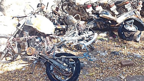 नाशिक : जुने नाशिक येथे समाजकंटकांनी जाळलेल्या गाड्या. (छाया: कादीर पठाण)