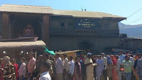 त्र्यंबकेश्र्वर : त्र्यंबकराजाच्या दर्शनासाठी भाविकांच्या लांबलचक रांगा.