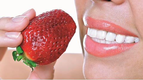 दातांचे सौंदर्य टिकवण्यासाठी ‘ही’ फळे खावीत