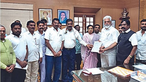 नाशिक : विविध मागण्यांबाबत पालकमंत्री दादा भुसे यांना निवेदन देताना जे. पी. गावित यांसह शिष्टमंडळ.