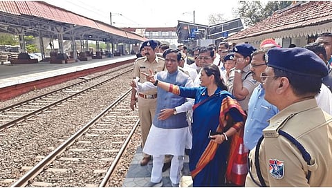 देवळाली : देवळाली रेल्वेस्थानकातील विविध कामांची पाहणी करताना रेल्वे राज्यमंत्री रावसाहेब दानवे. समवेत डीआरएम इती पांडे व इतर अधिकारी.