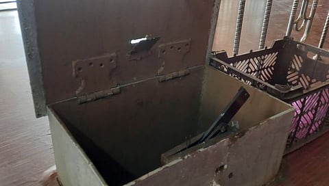 देवळा येथील स्वामी समर्थ मंदिरात चोरट्यांनी फोडलेली दान पेटी (छाया ; सोमनाथ जगताप)