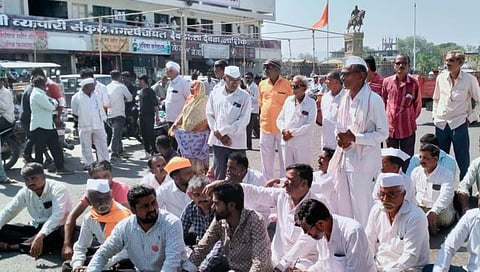 Nashik Onion Export : कांदा निर्यातबंदी विरोधात देवळ्यातील पाचकंदील येथे रास्ता रोको