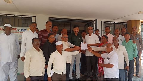 देवळा: मराठा आरक्षण संदर्भात राजपत्राच्या मसुदाच्या विरोधात अखिल भारतीय महात्मा फुले समता परिषदेच्या वतीने तहसीलदार विजय सूर्यवंशी यांना निवेदन देतांना आबा खैरनार, रमेश महाजन ,सरला सोनवणे आदी (छाया: सोमनाथ जगताप)