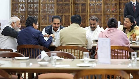 PM मोदींचे डॉ. हिना गावित यांच्यासह 6 खासदारांसमवेत स्नेहभोजन