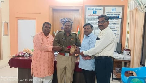 Nashik News : शिक्षकाचा प्रामाणिकपणा, खात्यात चुकून आलेले ८० हजार केले परत