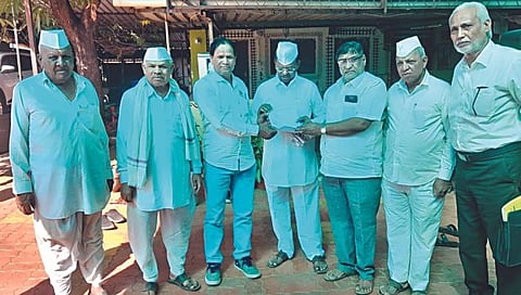 नाशिक : जिल्हा बँकेच्या प्रश्नाबाबत नरहरी झिरवाळ यांना निवेदन देताना भगवान बोराडे, कैलास बोरसे, दिलीप पाटील, बाळासाहेब बोरस्ते व रमेश बोरस्ते.