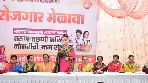 नांदगाव : रोजगार मेळाव्या दरम्यान युवकांना मुलाखतीस सामोरे कसे जावे याबाबत मार्गदर्शन करताना अंजुम कांदे. (छाया : सचिन बैरागी)