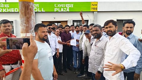 Nashik News : महामार्गाचे काम पूर्ण नसताना सुरु होती टोल वसुली, निवेदन देताच टोल बंद