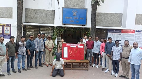 नाशिकरोड : चोरीच्या सोन्याच्या मुद्देमालासह संशयित आरोपीसह पोलीस उपायुक्त मोनिका राऊत समवेत डॉ. सचिन बारी मार्गदर्शनाखाली नाशिकरोड पोलीस ठाणेचे वरीष्ठ पोलीस निरीक्षक रामदास शेळके, पवन चौधरी पोलीस निरीक्षक (गुन्हे), गुन्हे शोध पथकाचे सहायक पोलीस निरीक्षक गणेश शेळके आदी. ( छाया उमेश देशमुख )