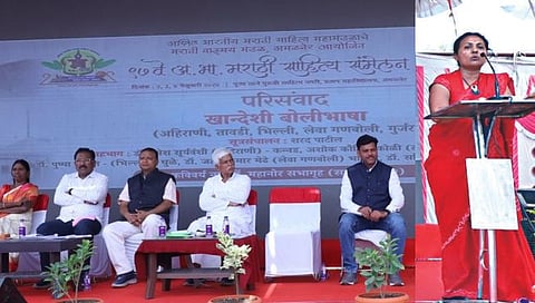 अमळनेर : साहित्य संमलेनातील खानदेशी बोलीभाषा परिसंवाद सहभागी डॉ. पुष्पा गावित, डॉ. रमेश सुर्यवंशी, अशोक कोळी, डॉ. जतीनकुमार मेढे, डॉ. सविता पटेल.