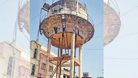 Dhule News : निजामपूर गावातील पाण्याची जीर्ण टाकी झाली धोकादायक