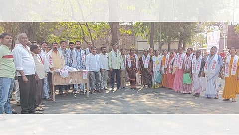 पिंपळनेर : मोठ्या संख्येने प्रहार जनशक्ती पक्षामध्ये प्रवेश करताना तरुणांसह महिलावर्ग. (छाया : अंबादास बेनुस्कर)